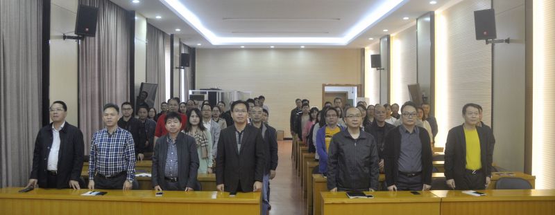 001在英武雄壮的国歌声中，，，，，整个党员职工起立致敬.jpg