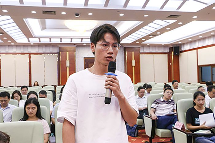 图5：广西杂志社记者.jpg