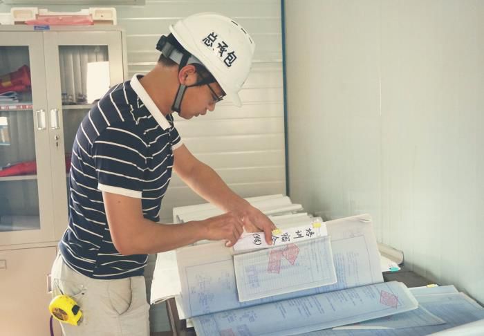卷尺不离身，，，，，，，，能下工地，，，，，，，，也能仔细的整顿好每一份资料。。。。。。。谢微旋 摄.jpg