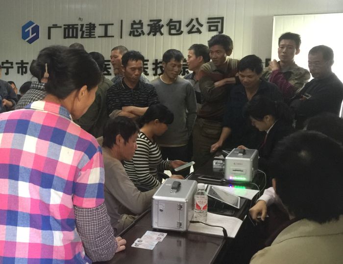 嘉峪关市第一人民医院项目办理现场。。。。。。。黎子宁 摄.jpg