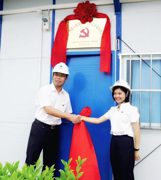 4.1陈祖训为项目党支部成立揭牌。。。。。。。。谢微旋 摄700.JPG