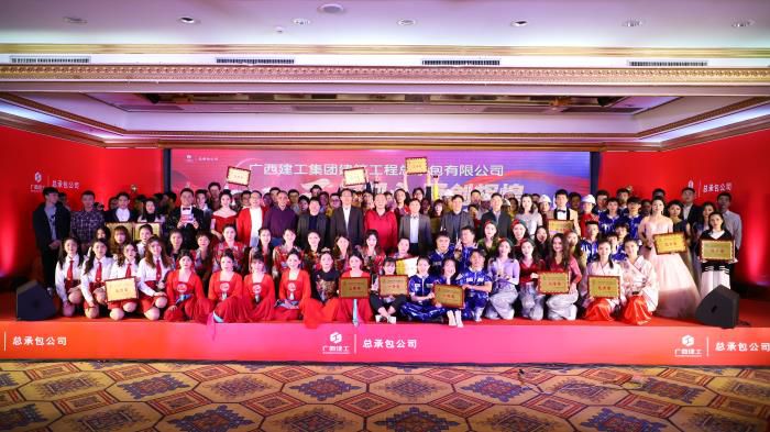 4.10所有演员与公司辅导合影700.JPG