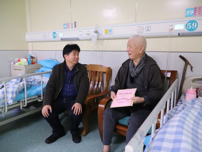 岑廷义到医院慰问张建堂1.jpg