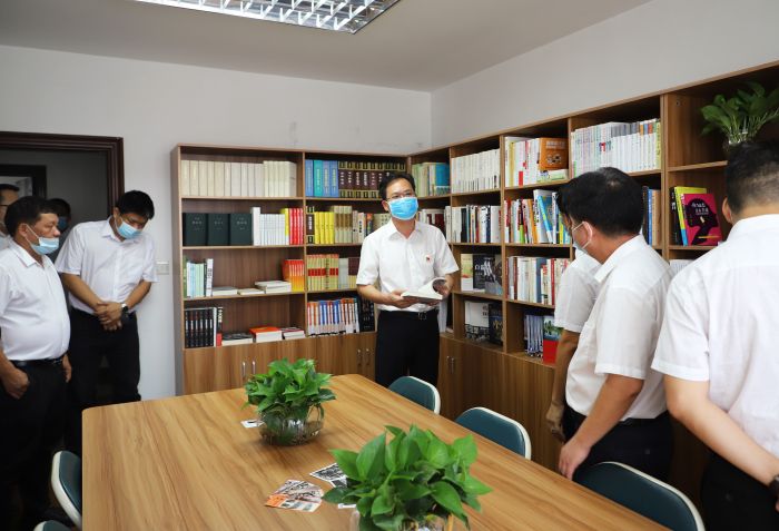 参观书屋.jpg