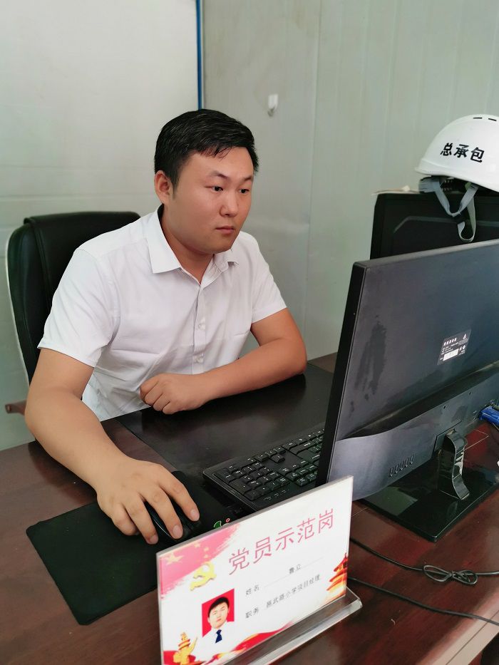 鲁立在办公室。。。。。。冯翔  摄.jpg