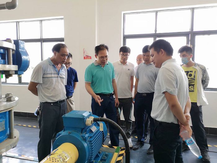 陈祖训在武威北郊水厂现场领导。。。。。。江家兵摄.jpg