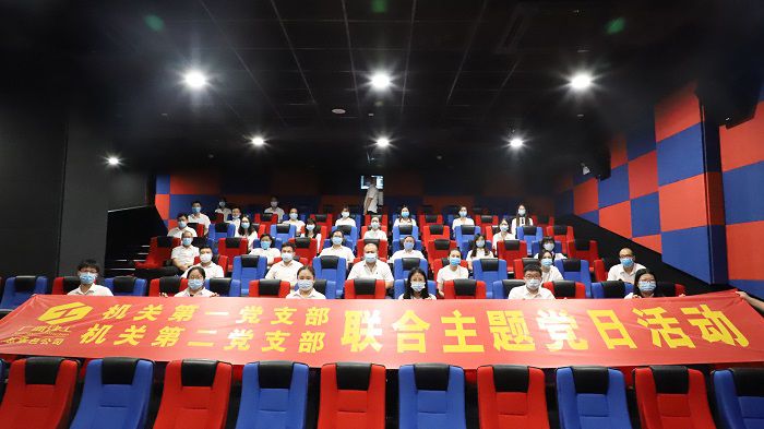6号厅观影人员合影。。。。。。。李立云 摄.JPG