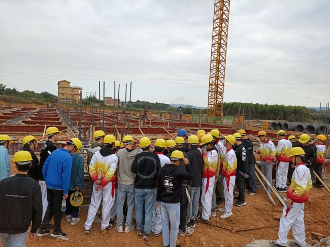 学生观摩进建现场。。。。。。。龙兆开 摄.jpg