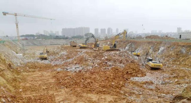 1图书馆土方开挖现场。。。。。。。。莫光富 摄.jpg