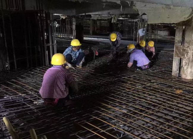 1607586557939771.jpg 3工人深夜绑扎钢筋(建图).jpg
