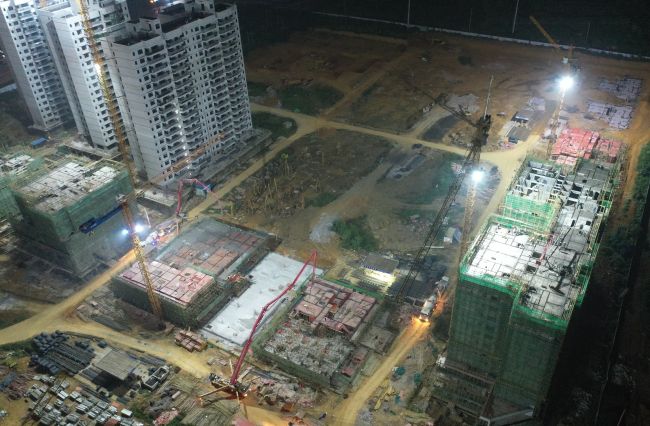 A地块夜间多个楼栋同时浇筑混凝土。。。。。。。。卢瑞阳 摄.jpg