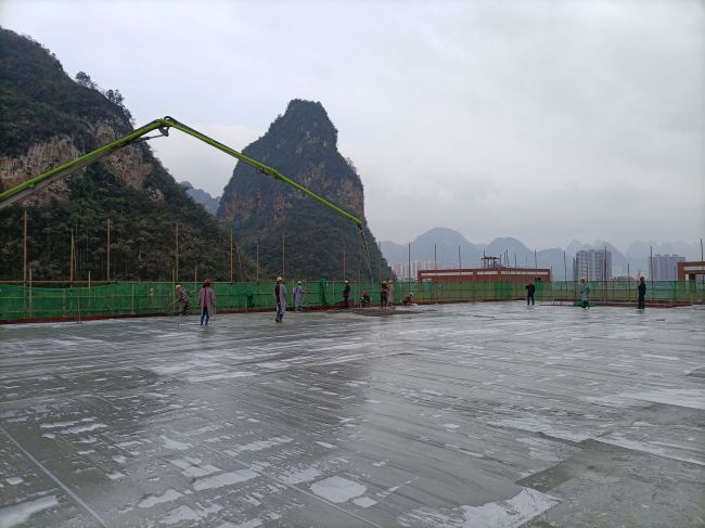 风雨操场食堂屋面层混凝土浇筑现场。。。。。。。陈志健 摄.jpg