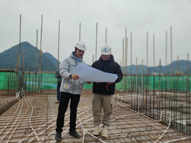 黄建书（右一）参与钢筋验收.jpg