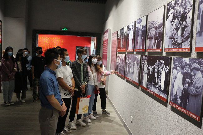 参观进建现场。。。。。。。。张钊林 摄（建图）.jpg