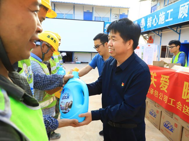 发放慰问品（建图）.jpg
