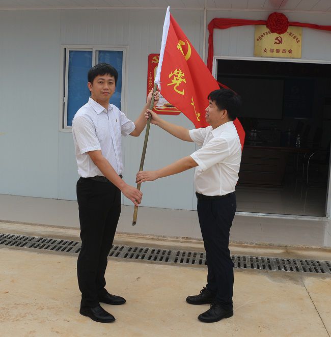 授旗典礼。。。。。。张钊林 摄（建图）.jpg