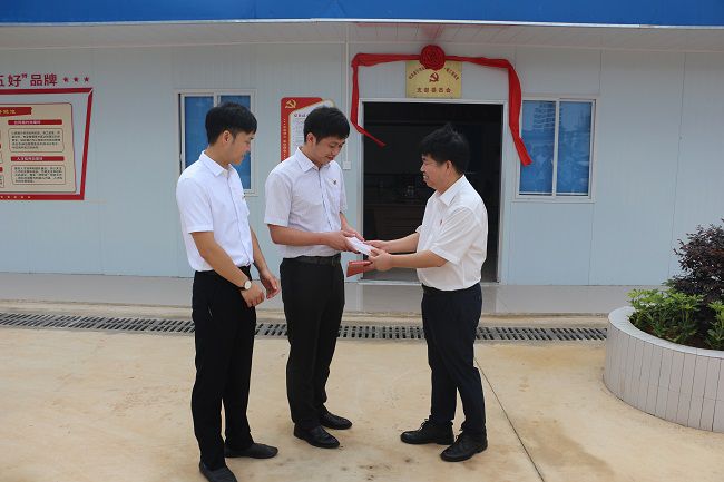 赠送红色书籍。。。。。。张钊林 摄（建图）.jpg