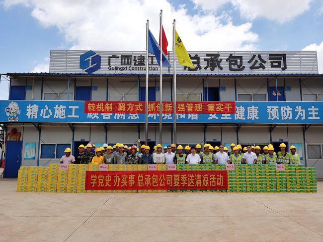送清冷活动。。。。。韦文 摄（建图）.jpg