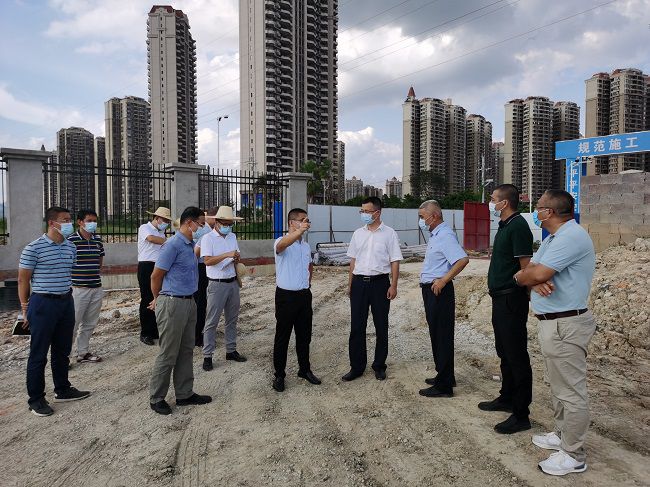 高鑫（右四）在项目现场。。。。。。。翁职信 摄（建图）.jpg