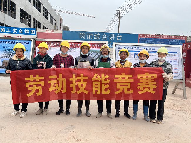内脚手架班组合影。。。。。。。。廖之锭 摄（建图）.jpg