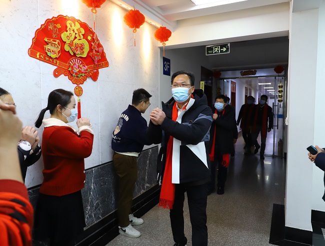 公司辅导给总部员工拜年.jpg