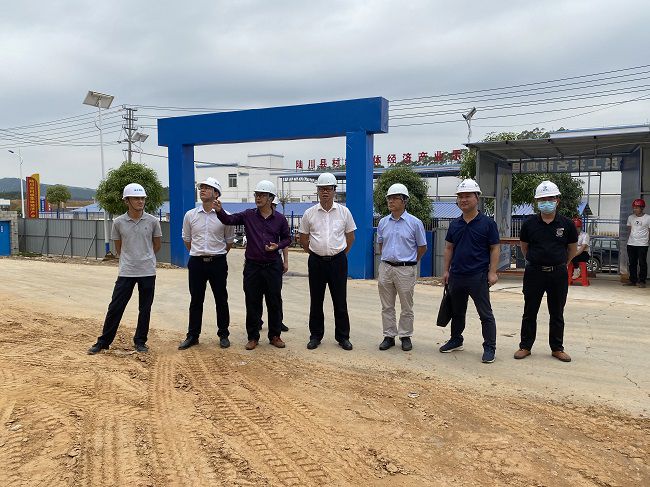 蔡桂全（右四）在项目查抄。。。。。廖益通 摄（建图）.jpg