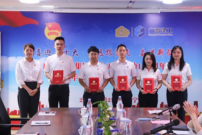 1652059192269895.jpg 张钊林(左二)上台领奖(建图).jpg