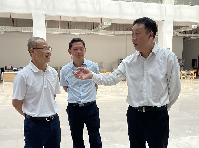 谢瑾瑜（右一）查抄现。。。。。。。ńㄍ迹.jpg