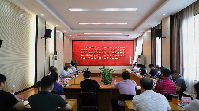 集中旁观《性命沉于泰山》教育宣传片。。。。。 郑诗宝 摄（建）.jpg
