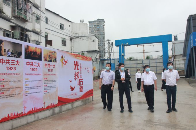 参观“红色长廊”。。。。。。。。邓灿滨 摄（建图）.jpg