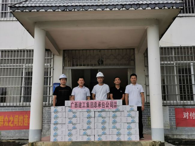 捐赠抗灾物资。。。。。。。。谭山泉 摄（建图）.jpg