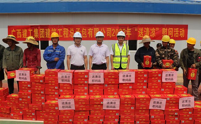 与农名工代表合影留想。。。。。张钊林 摄（建图）.jpg