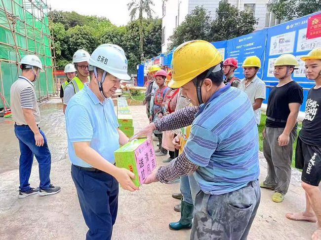岑廷义为一线工人发放清冷饮品。。。。。。 谢秋云 摄（650图）.jpg