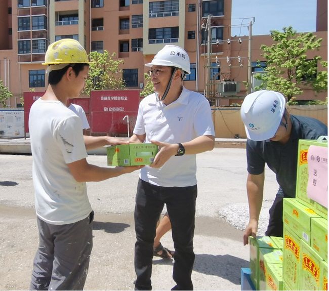 发放慰问品。。。。。。。。潘文君 摄（建图）.jpg