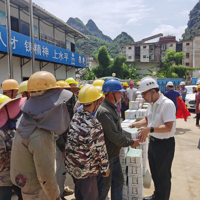 发放慰问品。。。。。陈享 摄（建图）.jpg