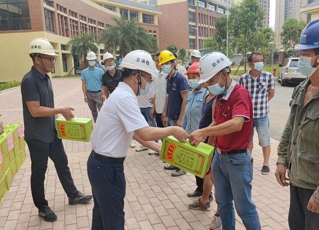 发放慰问品。。。。。。。。彭永彬 摄（建图）.jpg