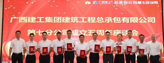 邓少新与获奖职工合影。。。。。。。周煜川 摄（建图）.jpg