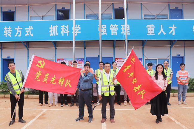 岑廷义和张力为党支部授旗。。。。。。。。周煜川 摄（建图）.jpg