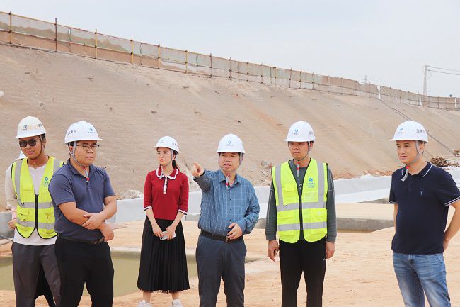 岑廷义深刻现场视察施工过程。。。。。。。。周煜川 摄（建图）.jpg