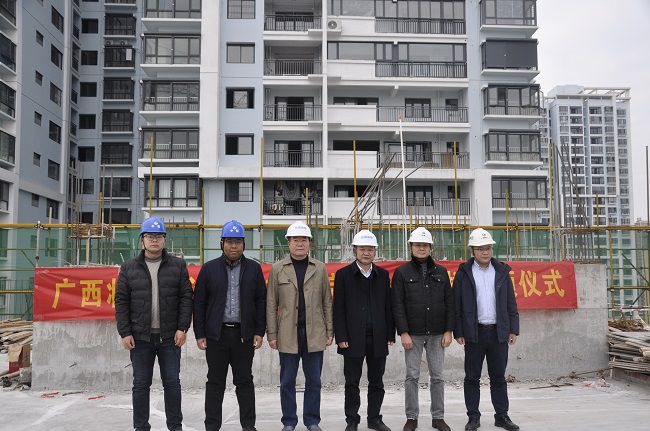 参与封顶典礼的有关辅导合影。。。。。王瑾贞 摄（建图）.jpg