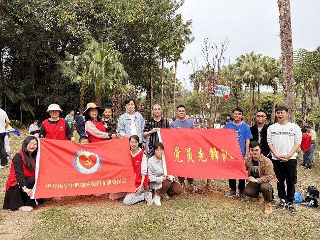 与主办方合影留想。。。。。。。。周煜川 摄（建图）1.jpg