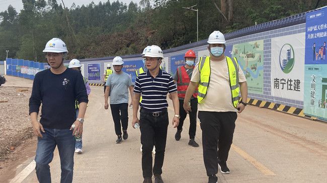邓少新深刻施工现场查抄领导。。。。。。。。陆勤摄（建图）.jpg
