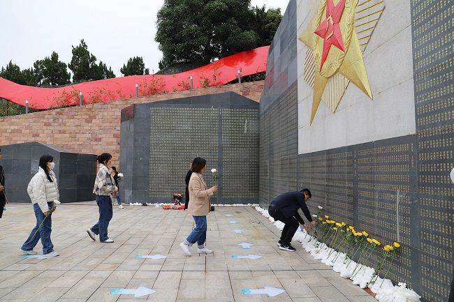 献花。。。。。张钊林  摄（建图） (2).jpg