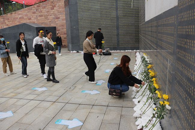 献花。。。。。张钊林  摄（建图）.jpg