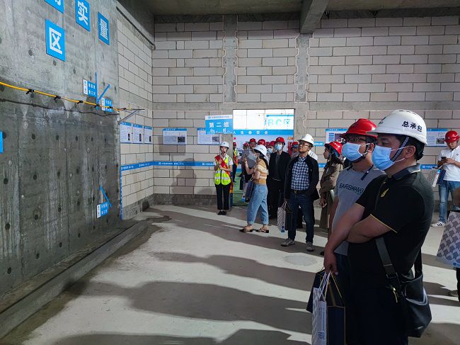 公司员工观摩。。。。。覃桂整 摄（建图）.jpg