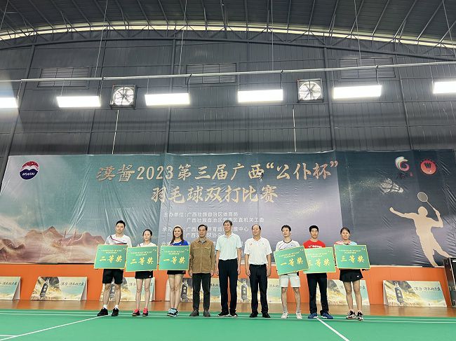 公司选手（左三、右三）上台领奖（建图）.jpg