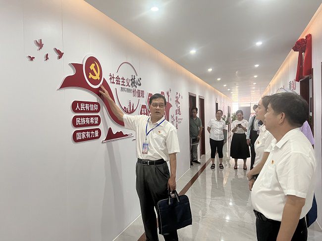 参观党建文化长廊。。。。。。卢丽君 摄（建图）.jpg