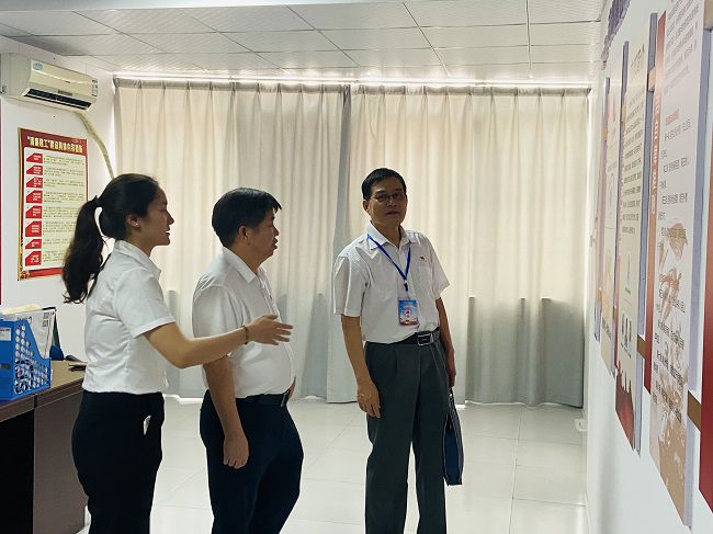 参观党员活动室。。。。。。卢丽君 摄（建图）.jpg