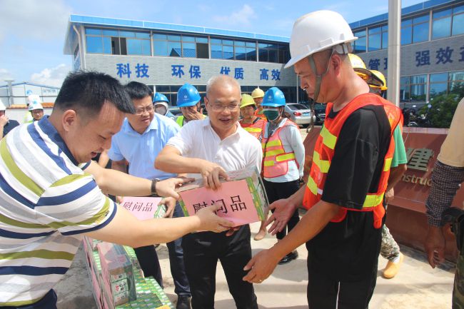 发放慰问品。。。。。。梁红玉 摄（建图）.jpg