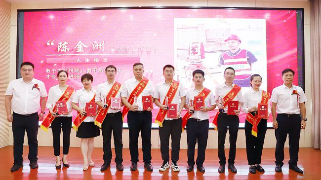 先进工作者颁奖合影。。。。。杨钰 摄（建图）.jpg